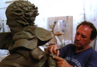 Silvio Amelio mentre lavora alla scultura di San Francesco da Paola
